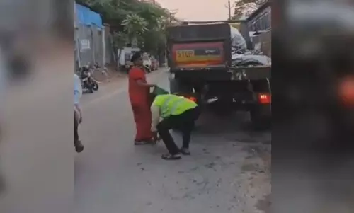 GHMC Supervisor ने कूड़ा फेंकने से रोकने के लिए लोगों के पैर छुए GHMC Supervisor ने कूड़ा फेंकने से रोकने के लिए लोगों के पैर छुए
