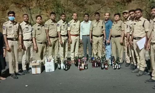 तेलंगाना Excise Dept ने हैदराबाद में 71 बोतल नॉन-ड्यूटी शराब जब्त की तेलंगाना Excise Dept ने हैदराबाद में 71 बोतल नॉन-ड्यूटी शराब जब्त की