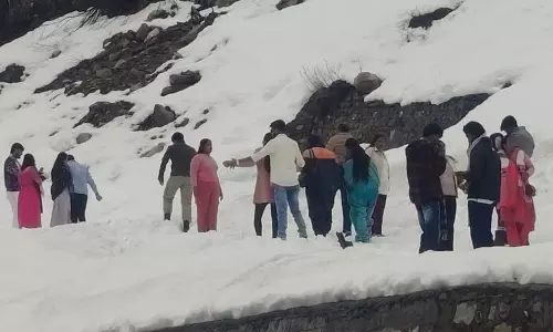 धूप से लेकर बर्फ तक, Manali पर्यटकों को दोहरी खुशी देता है धूप से लेकर बर्फ तक, Manali पर्यटकों को दोहरी खुशी देता है