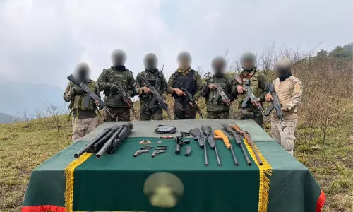Manipur: अलग-अलग जिलों में जॉइंट ऑपरेशन में 17 कैडर पकड़े गए, हथियार और विस्फोटक ज़ब्त किए गए Manipur: अलग-अलग जिलों में जॉइंट ऑपरेशन में 17 कैडर पकड़े गए, हथियार और विस्फोटक ज़ब्त किए गए