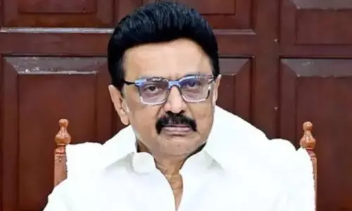 M.K. Stalin की मामूली कैश होल्डिंग ने सोशल मीडिया पर मचाई हलचल M.K. Stalin की मामूली कैश होल्डिंग ने सोशल मीडिया पर मचाई हलचल