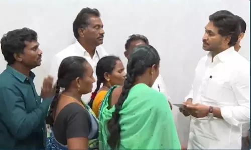 Jagan Mohan Reddy ने गुरज़ाला हिंसा पीड़ितों को कानूनी मदद का भरोसा दिया Jagan Mohan Reddy ने गुरज़ाला हिंसा पीड़ितों को कानूनी मदद का भरोसा दिया