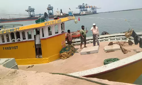 Krishnapatnam Port पर हाई-स्पीड बोट से समुद्री पेट्रोलिंग बढ़ाई गई Krishnapatnam Port पर हाई-स्पीड बोट से समुद्री पेट्रोलिंग बढ़ाई गई