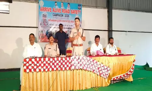 Chinnaadisharlapalli में लॉरी ड्राइवरों के लिए फ्री आई चेक-अप कैंप Chinnaadisharlapalli में लॉरी ड्राइवरों के लिए फ्री आई चेक-अप कैंप