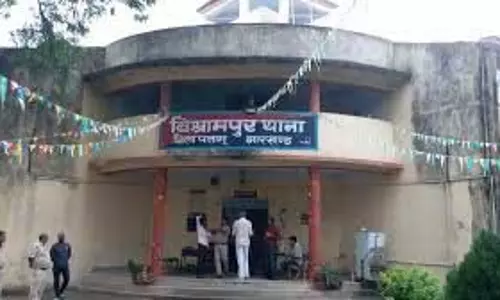 Jharkhand: पलामू में सड़क किनारे झाड़ियों से युवक का अधजला शव बरामद, जांच शुरू Jharkhand: पलामू में सड़क किनारे झाड़ियों से युवक का अधजला शव बरामद, जांच शुरू