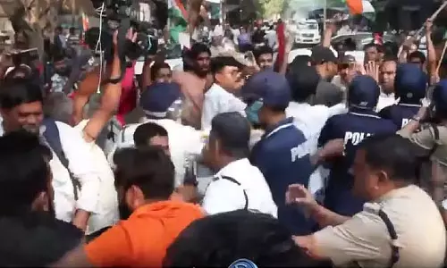 Form 6 विवाद को लेकर CEO ऑफिस के बाहर दंगा भड़क गया Form 6 विवाद को लेकर CEO ऑफिस के बाहर दंगा भड़क गया