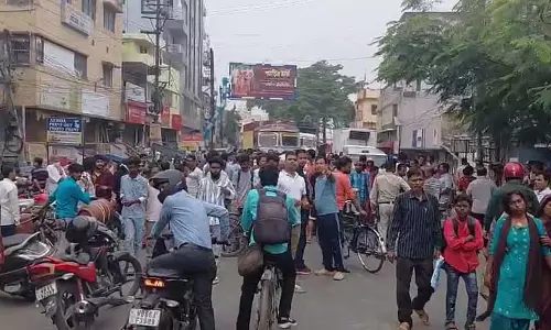 LPG की कमी से मालदा में सड़क जाम LPG की कमी से मालदा में सड़क जाम