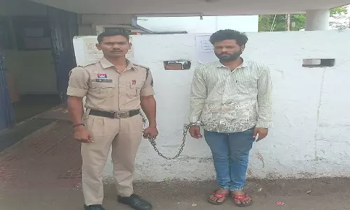 गुढ़ियारी पुलिस ने दहेज हत्या के फरार आरोपी को गिरफ्तार कर जेल भेजा गुढ़ियारी पुलिस ने दहेज हत्या के फरार आरोपी को गिरफ्तार कर जेल भेजा