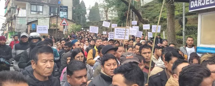 SIR drive के बाद मतदाता सूची से हटाए गए नामों को लेकर कुर्सेओंग में विरोध प्रदर्शन SIR drive के बाद मतदाता सूची से हटाए गए नामों को लेकर कुर्सेओंग में विरोध प्रदर्शन