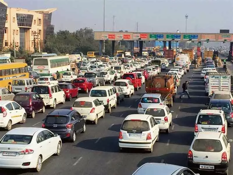 Delhi-Gurugram एक्सप्रेसवे पर खेड़की दौला टोल प्लाजा पर कारों के लिए 100 रुपये शुल्क Delhi-Gurugram एक्सप्रेसवे पर खेड़की दौला टोल प्लाजा पर कारों के लिए 100 रुपये शुल्क