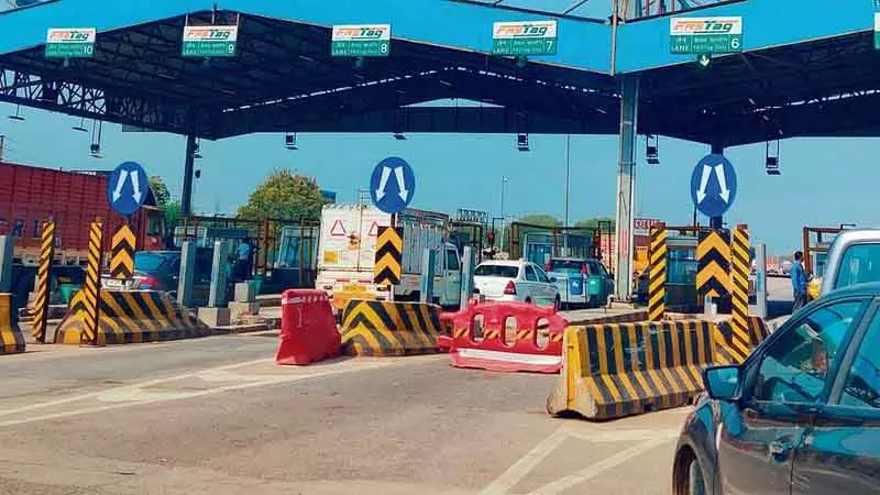 NH-48 पर टोल रेट बढ़े; Gurugram के लोगों ने गड़बड़ी की शिकायत की NH-48 पर टोल रेट बढ़े; Gurugram के लोगों ने गड़बड़ी की शिकायत की