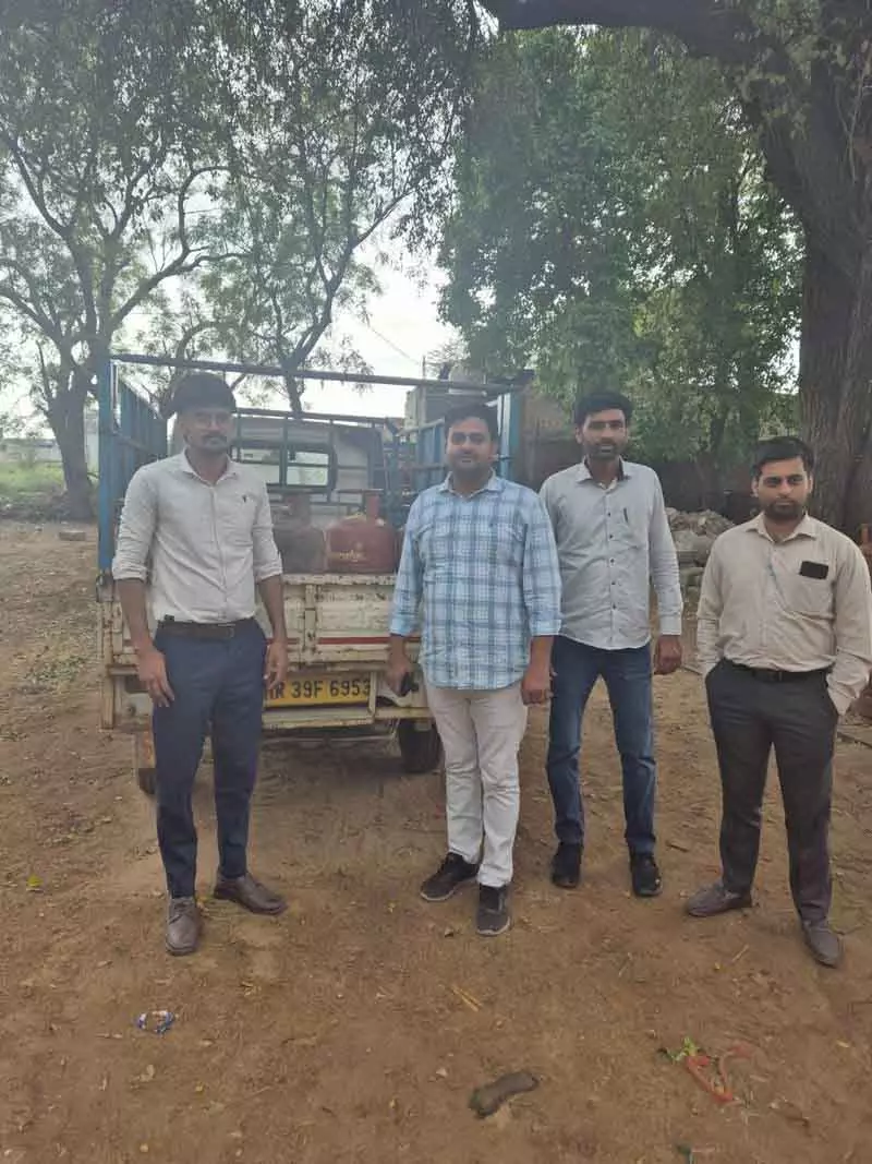 Haryana के हांसी में LPG की कालाबाजारी रोकने के लिए छापेमारी Haryana के हांसी में LPG की कालाबाजारी रोकने के लिए छापेमारी