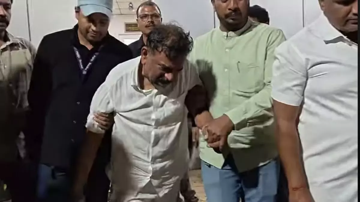 खराट के ऑफिस से सामान जब्त; SIT, फोरेंसिक टीम ने पीड़ित महिलाओं के साथ मौके का मुआयना किया खराट के ऑफिस से सामान जब्त; SIT, फोरेंसिक टीम ने पीड़ित महिलाओं के साथ मौके का मुआयना किया