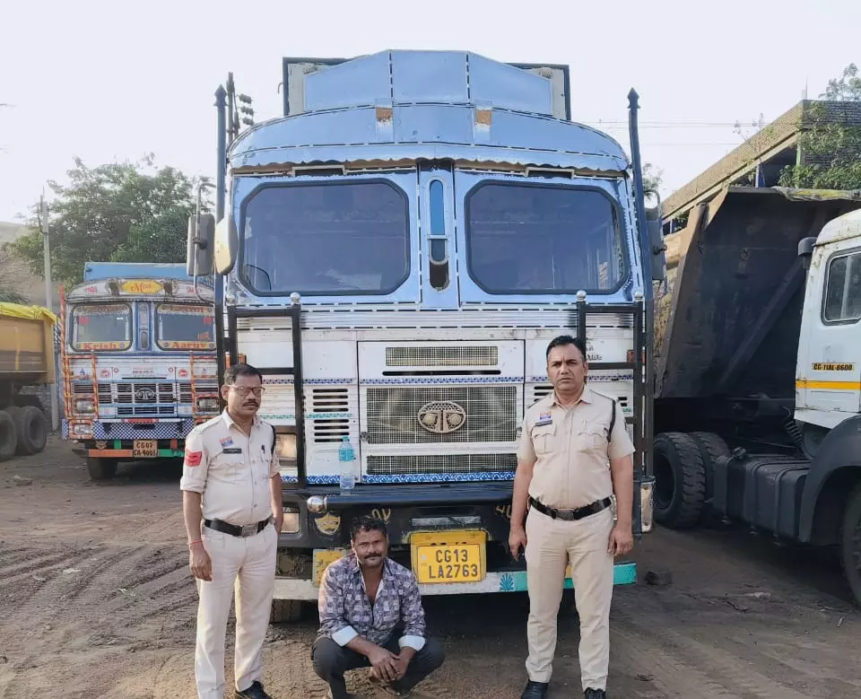 पुलिस का ऑपरेशन प्रहार, ट्रक सहित 13 टन अवैध स्क्रैप जब्त पुलिस का ऑपरेशन प्रहार, ट्रक सहित 13 टन अवैध स्क्रैप जब्त