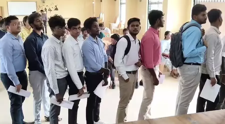 Karnataka : राज्य भर्ती प्रक्रिया में और देरी, नौकरी ढूंढने वाले और निराश Karnataka : राज्य भर्ती प्रक्रिया में और देरी, नौकरी ढूंढने वाले और निराश