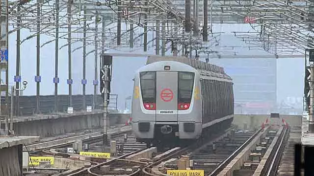 Delhi मेट्रो: येलो लाइन पर पैसेंजर ऑन ट्रैक घटना से सेवाएं डेढ़ घंटे प्रभावित Delhi मेट्रो: येलो लाइन पर पैसेंजर ऑन ट्रैक घटना से सेवाएं डेढ़ घंटे प्रभावित