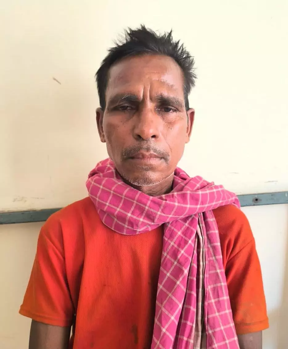 रूद्री पुलिस ने महुआ शराब के साथ ग्रामीण को पकड़ा रूद्री पुलिस ने महुआ शराब के साथ ग्रामीण को पकड़ा