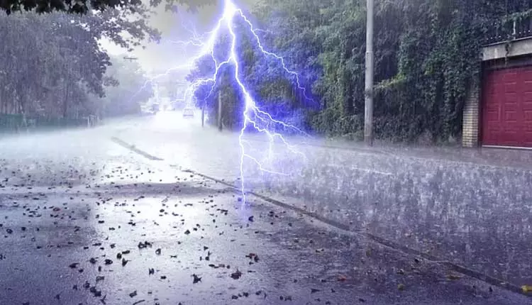 अगले तीन घंटों में Odisha के सात जिलों में आंधी-तूफान और बिजली गिरने की संभावना अगले तीन घंटों में Odisha के सात जिलों में आंधी-तूफान और बिजली गिरने की संभावना