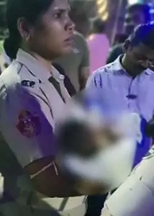 Bhubaneswar में ऑटो-रिक्शा से बच्चे को बचाया गया Bhubaneswar में ऑटो-रिक्शा से बच्चे को बचाया गया