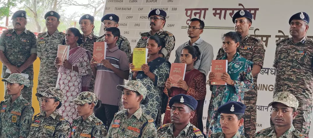 दंतेवाड़ा में 5 नक्सलियों ने किया सरेंडर दंतेवाड़ा में 5 नक्सलियों ने किया सरेंडर