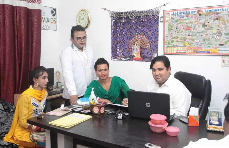 LGBTQIA+ समुदाय ने ट्रांस बिल की निंदा की, कहा कि यह सालों की तरक्की को बेकार कर देगा LGBTQIA+ समुदाय ने ट्रांस बिल की निंदा की, कहा कि यह सालों की तरक्की को बेकार कर देगा