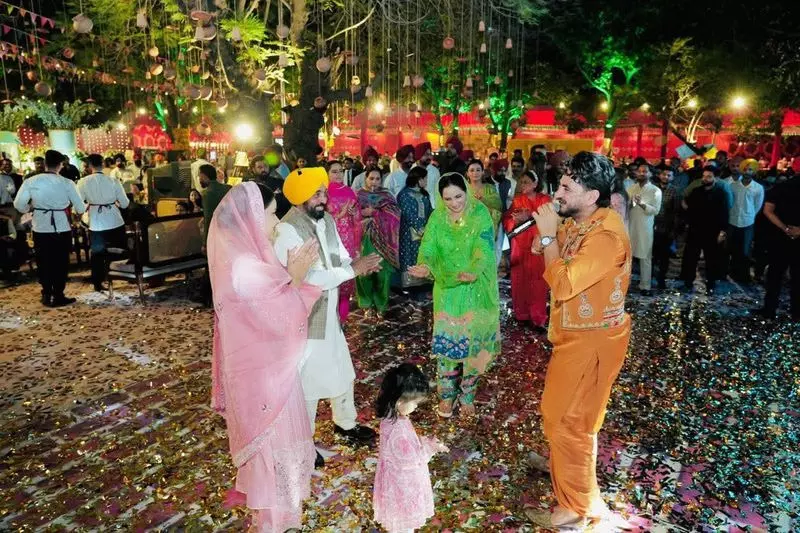 CM Mann की बेटी के जन्मदिन की पार्टी में पावर, पॉप CM Mann की बेटी के जन्मदिन की पार्टी में पावर, पॉप