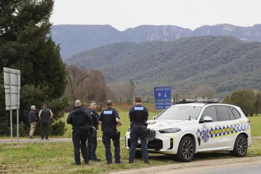 Australian पुलिस ने 3 घंटे के टकराव में संदिग्ध को गोली मारकर मार डाला Australian पुलिस ने 3 घंटे के टकराव में संदिग्ध को गोली मारकर मार डाला