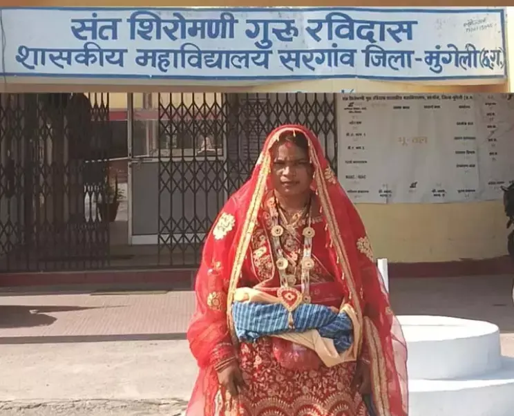 शादी जोड़े में दुल्हन ने कॉलेज की परीक्षा दिलाई शादी जोड़े में दुल्हन ने कॉलेज की परीक्षा दिलाई
