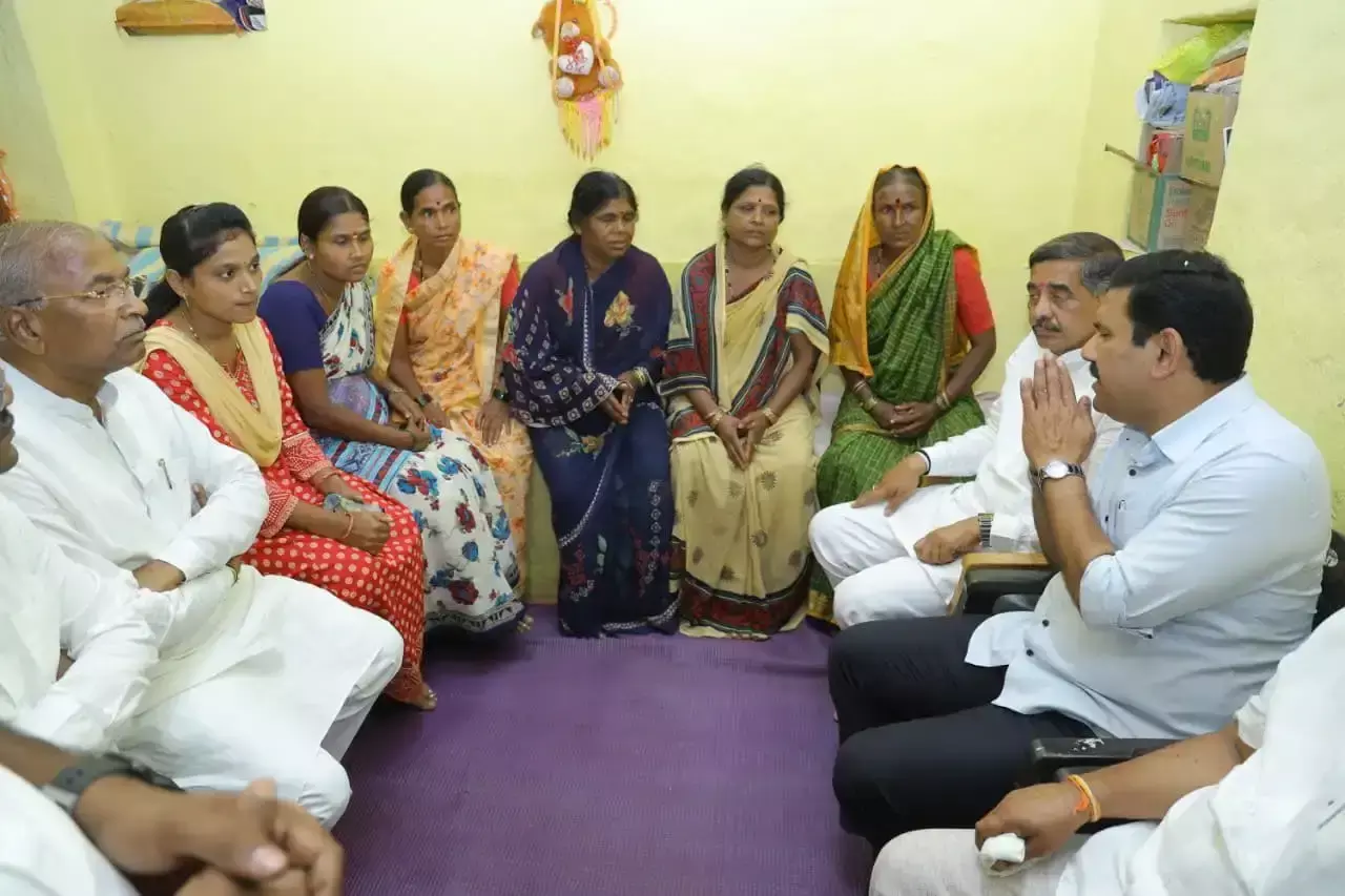 Bagalkot: विजयेंद्र ने दंगा आरोपियों के परिजनों से की बातचीत Bagalkot: विजयेंद्र ने दंगा आरोपियों के परिजनों से की बातचीत