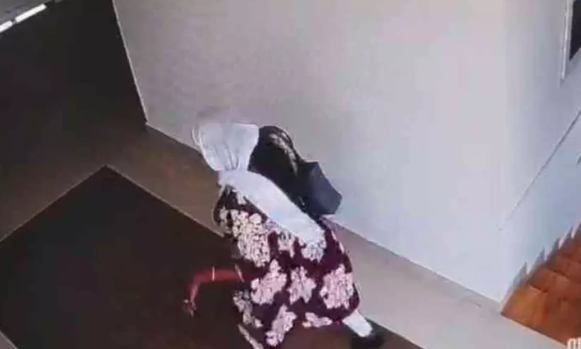 अस्पताल में बैग चोरी; पुलिस ने CCTV के आधार पर जांच शुरू की अस्पताल में बैग चोरी; पुलिस ने CCTV के आधार पर जांच शुरू की