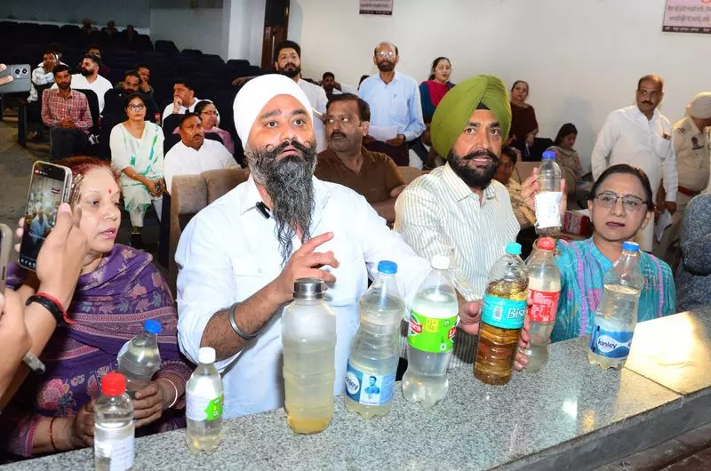 Jalandhar MC ने हंगामे के बीच मिनटों में 569 करोड़ रुपये का बजट पास किया Jalandhar MC ने हंगामे के बीच मिनटों में 569 करोड़ रुपये का बजट पास किया