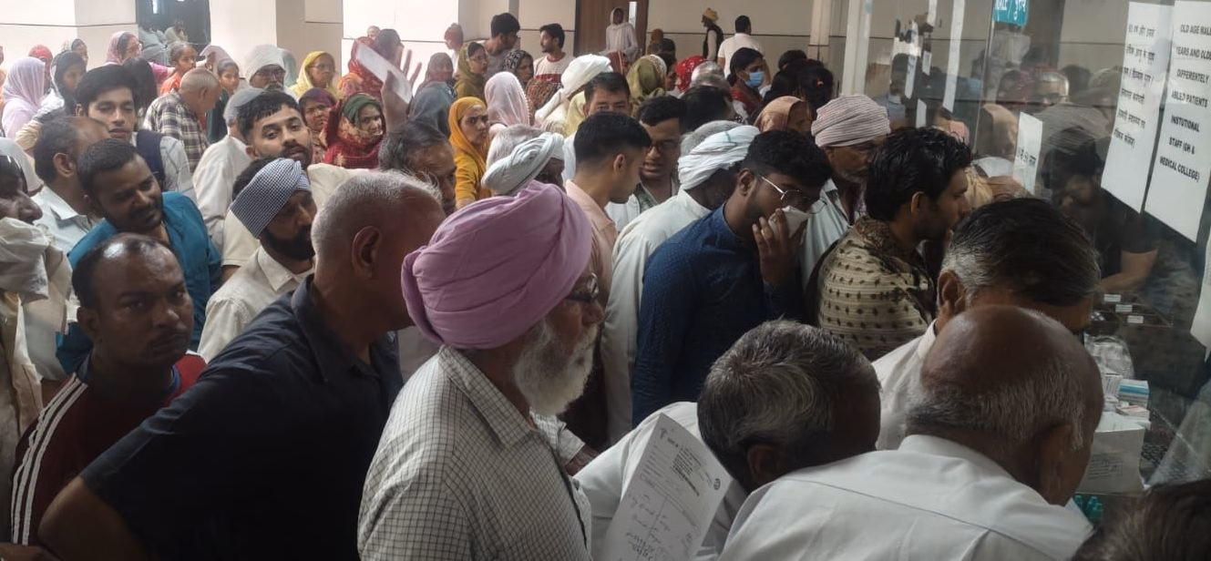 Bhiwani: भिवानी मेडिकल कॉलेज में मरीजों की भीड़ Bhiwani: भिवानी मेडिकल कॉलेज में मरीजों की भीड़