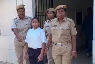 महिला माओवादी ने Odisha में राउरकेला पुलिस के सामने सरेंडर किया महिला माओवादी ने Odisha में राउरकेला पुलिस के सामने सरेंडर किया