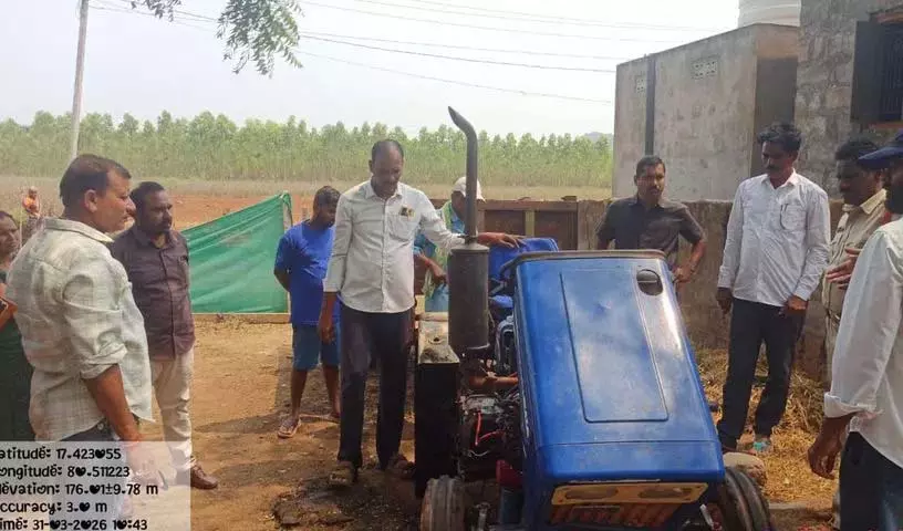 Bhadradri Kothagudem में अज्ञात हमलावरों ने गांव के ट्रैक्टर में आग लगाने की कोशिश की Bhadradri Kothagudem में अज्ञात हमलावरों ने गांव के ट्रैक्टर में आग लगाने की कोशिश की