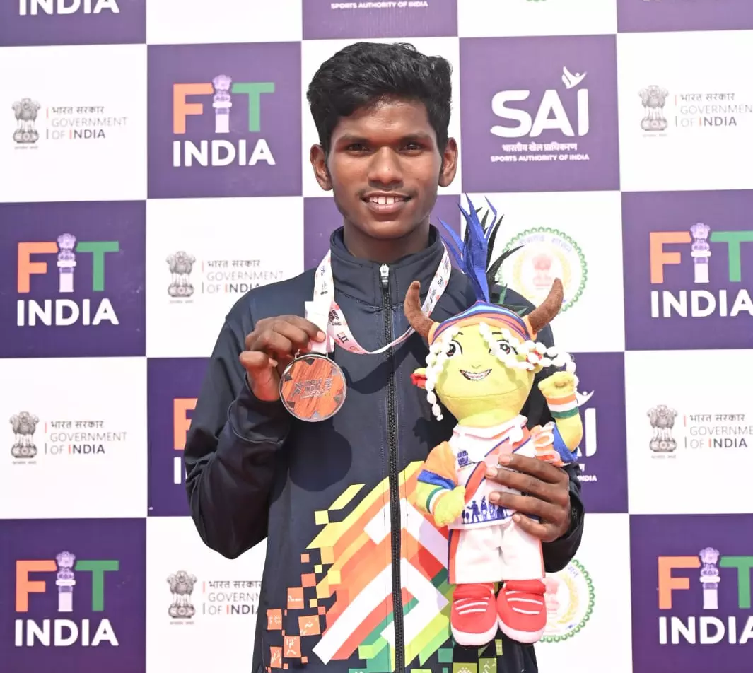 खुद से सीखने वाले सूरज माशी ने उधार के स्पाइक्स पहन जीता 5000 मीटर का रजत पदक खुद से सीखने वाले सूरज माशी ने उधार के स्पाइक्स पहन जीता 5000 मीटर का रजत पदक