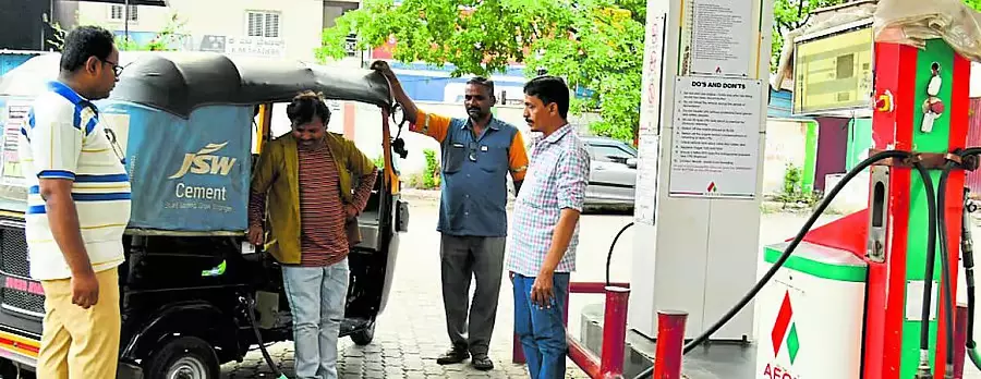 Karnataka : पेंशन लाभ में कटौती न करने की मांग Karnataka : पेंशन लाभ में कटौती न करने की मांग