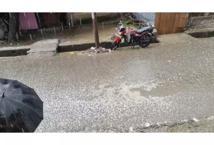 Kashmir की पहाड़ियों में बर्फबारी, घाटी में बारिश Kashmir की पहाड़ियों में बर्फबारी, घाटी में बारिश
