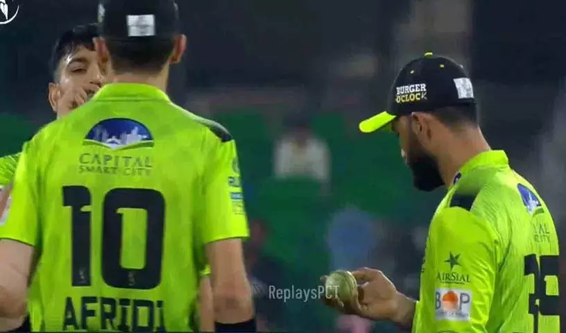 Pakistani Cricketer फखर जमान पर बॉल टैंपरिंग के लिए दो मैचों का बैन Pakistani Cricketer फखर जमान पर बॉल टैंपरिंग के लिए दो मैचों का बैन