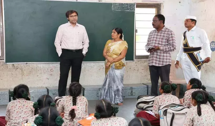 Collector अंकित मलप्पुरम ने सरकारी स्कूलों में बिजली का इंस्पेक्शन किया Collector अंकित मलप्पुरम ने सरकारी स्कूलों में बिजली का इंस्पेक्शन किया