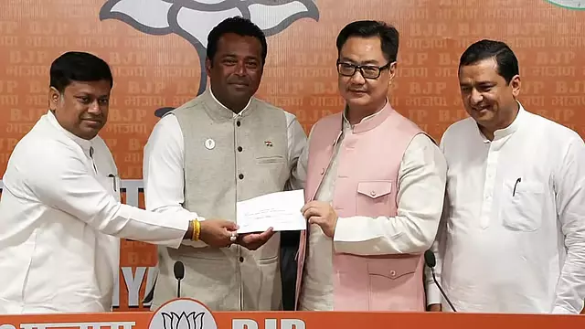 टेनिस के दिग्गज लिएंडर पेस BJP में शामिल हुए टेनिस के दिग्गज लिएंडर पेस BJP में शामिल हुए
