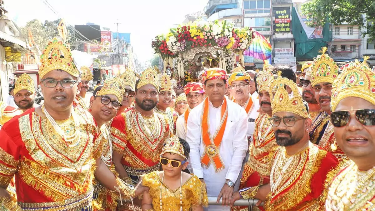 Indore : मेयर पुष्यमित्र भार्गव राजवाड़ा पर महावीर जयंती जुलूस में शामिल हुए Indore : मेयर पुष्यमित्र भार्गव राजवाड़ा पर महावीर जयंती जुलूस में शामिल हुए