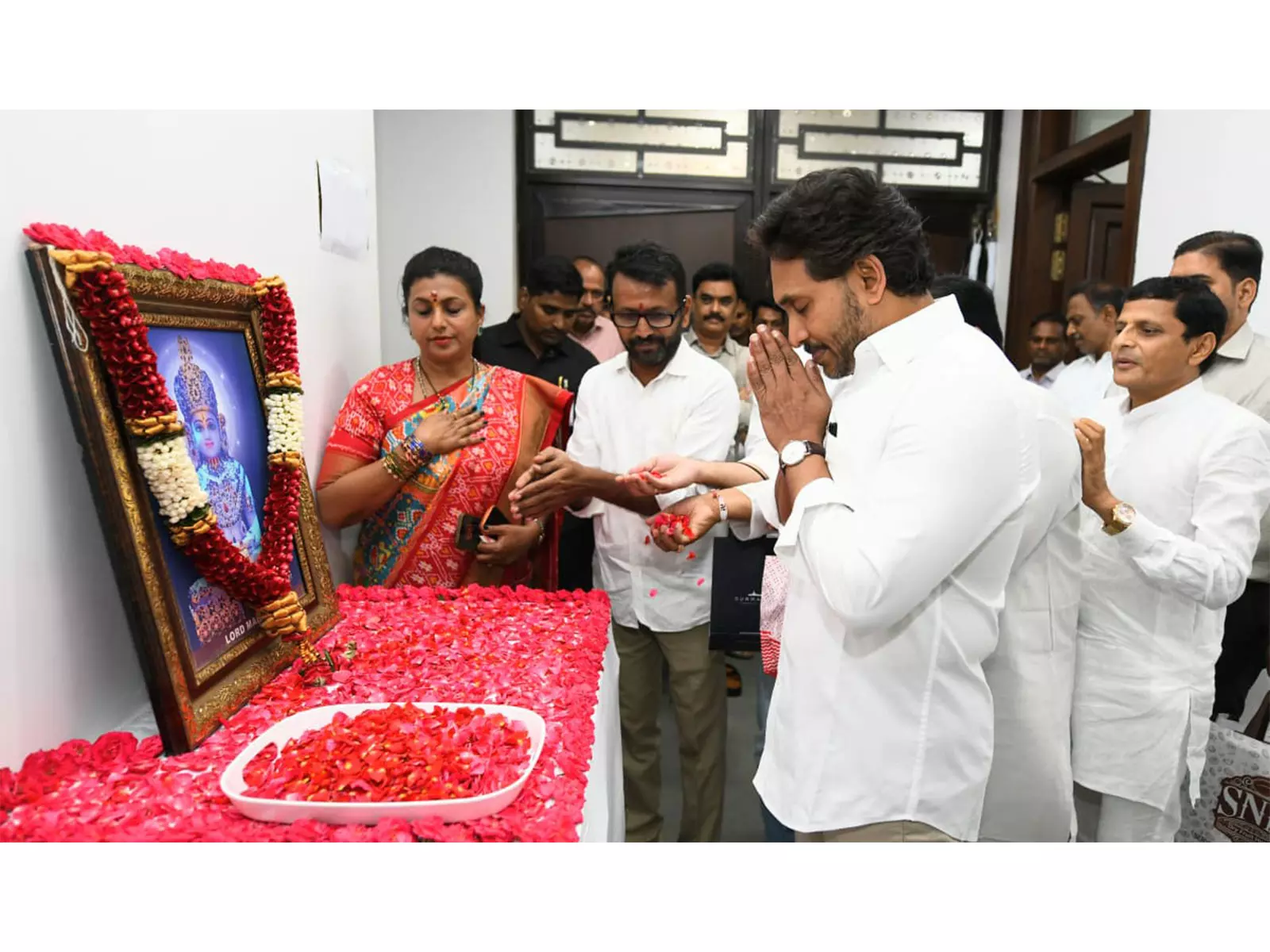 YSRCP प्रमुख जगन मोहन रेड्डी ने महावीर जयंती के अवसर पर श्रद्धांजलि अर्पित की YSRCP प्रमुख जगन मोहन रेड्डी ने महावीर जयंती के अवसर पर श्रद्धांजलि अर्पित की