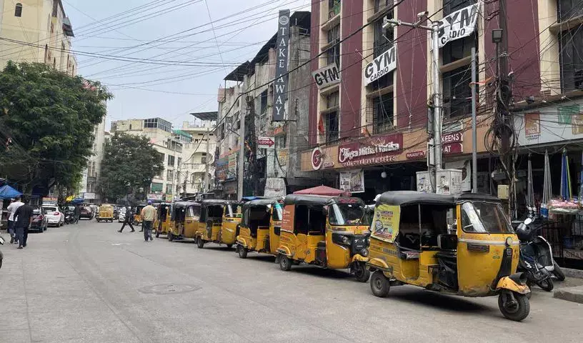 मिडिल ईस्ट संकट से तेलंगाना में ऑटो LPG की कमी, एक लाख ड्राइवर प्रभावित मिडिल ईस्ट संकट से तेलंगाना में ऑटो LPG की कमी, एक लाख ड्राइवर प्रभावित
