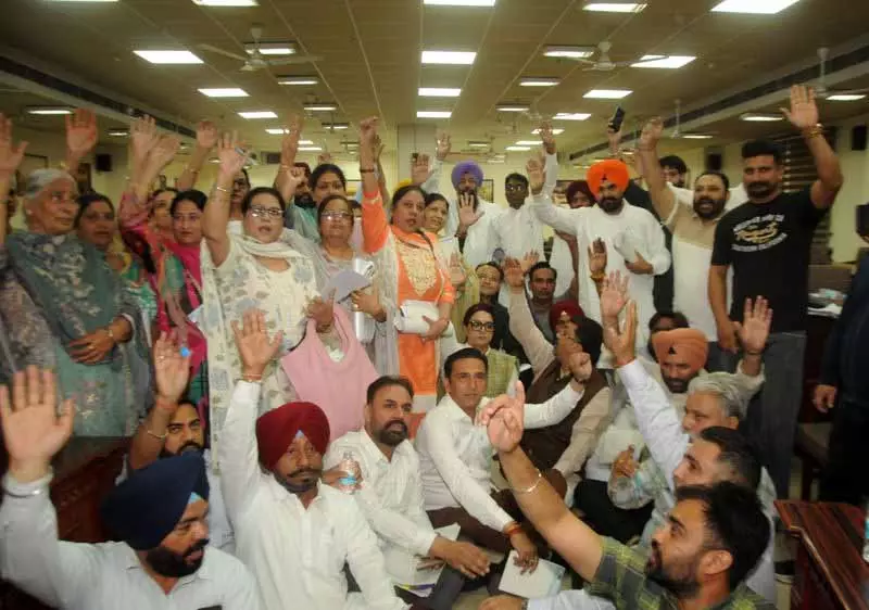 Amritsar नगर निगम ने हंगामे के बीच 481 करोड़ रुपये का बजट पास किया Amritsar नगर निगम ने हंगामे के बीच 481 करोड़ रुपये का बजट पास किया