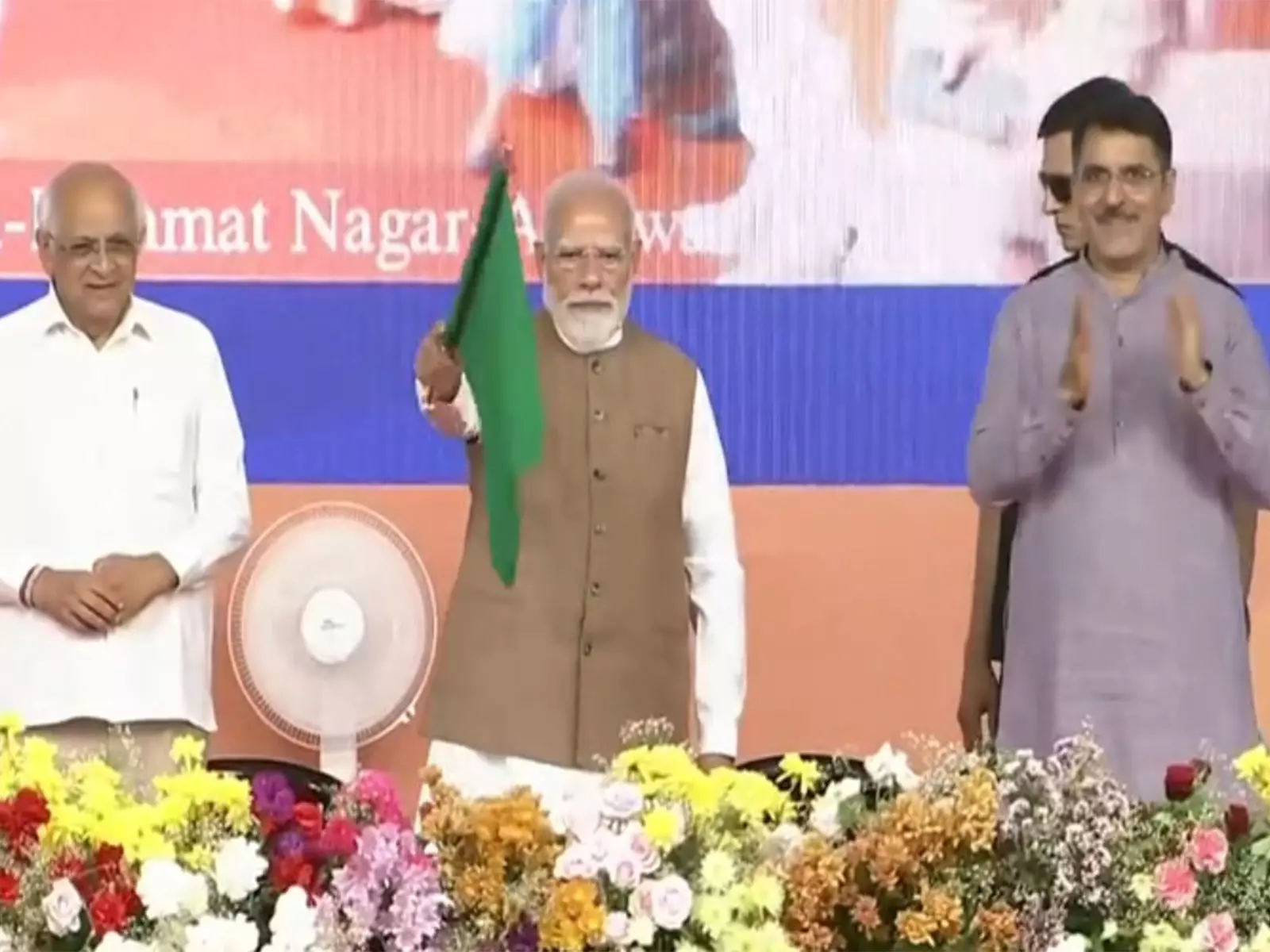 PM मोदी ने गुजरात में 20,000 करोड़ के प्रोजेक्ट्स शुरू किए PM मोदी ने गुजरात में 20,000 करोड़ के प्रोजेक्ट्स शुरू किए