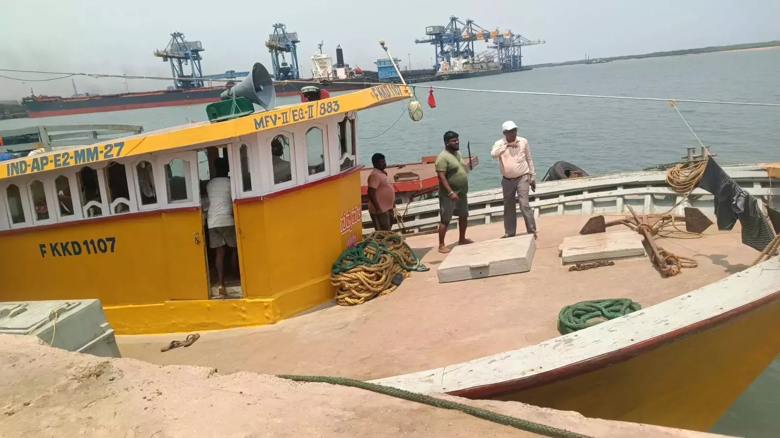 Krishnapatnam Port पर हाई-स्पीड बोट से समुद्री पेट्रोलिंग बढ़ाई गई Krishnapatnam Port पर हाई-स्पीड बोट से समुद्री पेट्रोलिंग बढ़ाई गई