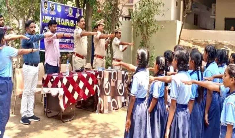 DSP आदिनारायण ने छात्रों से ज़िम्मेदार नागरिक बनने की अपील की DSP आदिनारायण ने छात्रों से ज़िम्मेदार नागरिक बनने की अपील की
