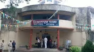 Jharkhand: पलामू में सड़क किनारे झाड़ियों से युवक का अधजला शव बरामद, जांच शुरू Jharkhand: पलामू में सड़क किनारे झाड़ियों से युवक का अधजला शव बरामद, जांच शुरू