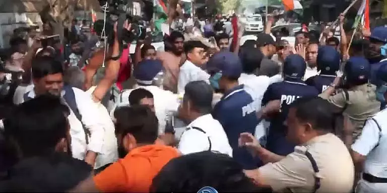 Form 6 विवाद को लेकर CEO ऑफिस के बाहर दंगा भड़क गया Form 6 विवाद को लेकर CEO ऑफिस के बाहर दंगा भड़क गया