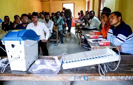 विधानसभा चुनाव: असम-केरल में ईवीएम की दूसरी रैंडमाइजेशन प्रक्रिया पूरी विधानसभा चुनाव: असम-केरल में ईवीएम की दूसरी रैंडमाइजेशन प्रक्रिया पूरी